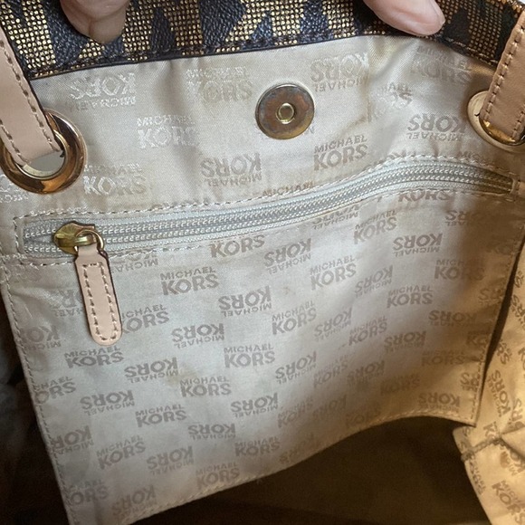 Michael Kors XL Tote 13” tall 14” wide 9” drop 4” wide on side Preowned EPC - Picture 11 of 13